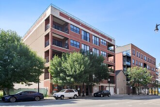 Building Photo - 1618 S Halsted St