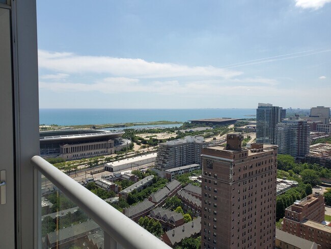 Building Photo - 100 E 14th St