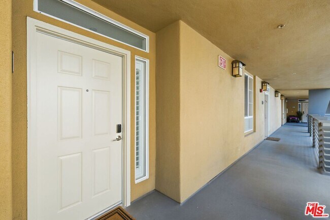 Foto del edificio - 5831 Seawalk Dr