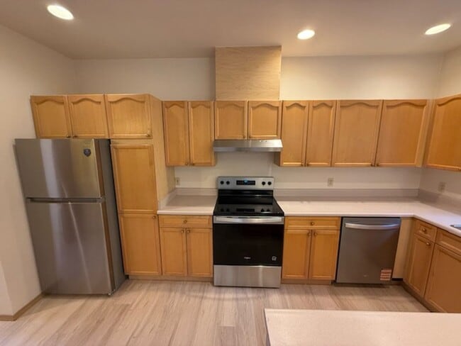 Building Photo - CHARMING 2 BED, 2 BATH KIRKLAND TOWNHOME W...