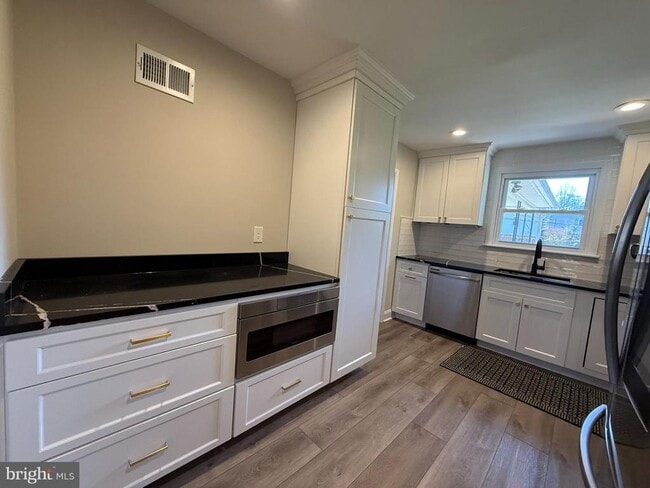 Foto del edificio - 331 Candlewood Rd