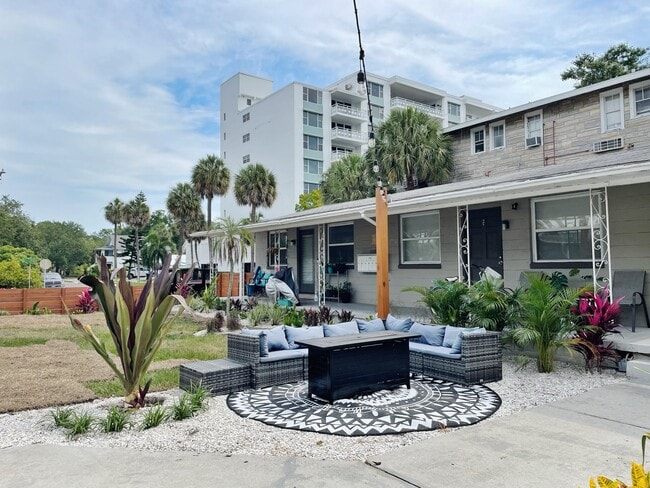 Building Photo - 656 Beach Dr NE