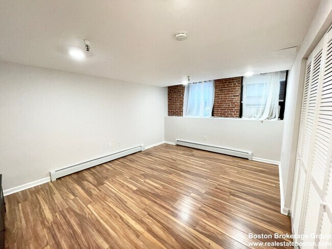 Foto del edificio - 9/1/25 Huge 4BR/2BA on edge of Northeastern/Berklee campuses