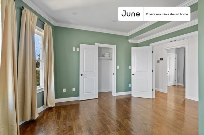 Building Photo - Private bedroom in 4 bed/1.5 bath Home