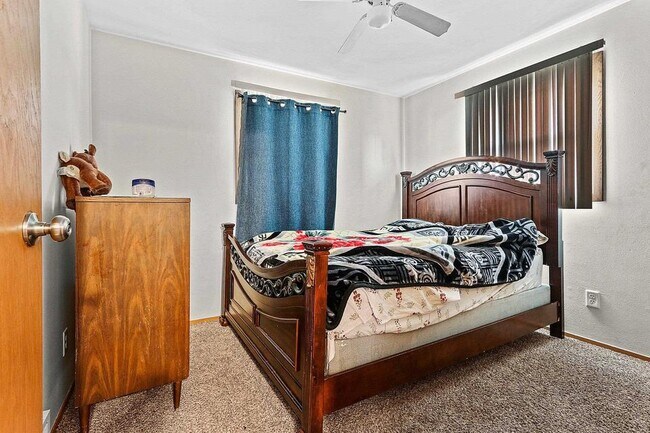 bedroom - 2414 E Newberry St