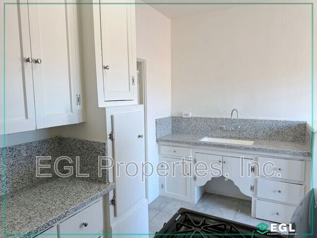 Building Photo - 5036 1/2 Denker Ave.
