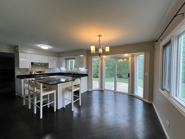 Building Photo - 1303 Hidden Lake Dr