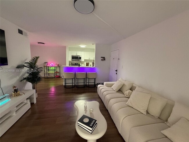 Foto del edificio - 7155 NW 179th St