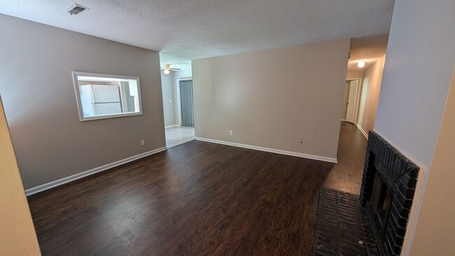 Building Photo - Spacious 2BD/2BA Duplex