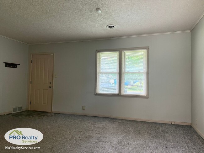 Building Photo - 2 Bedroom Home with a Large Fenced in Yard