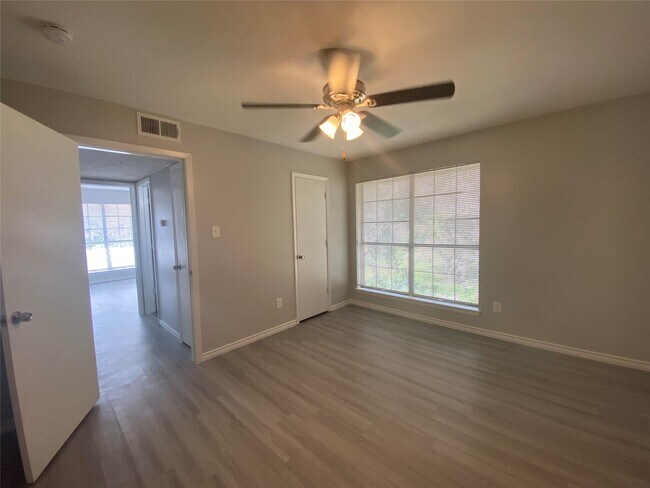 Foto del edificio - 1935 Cranford Dr