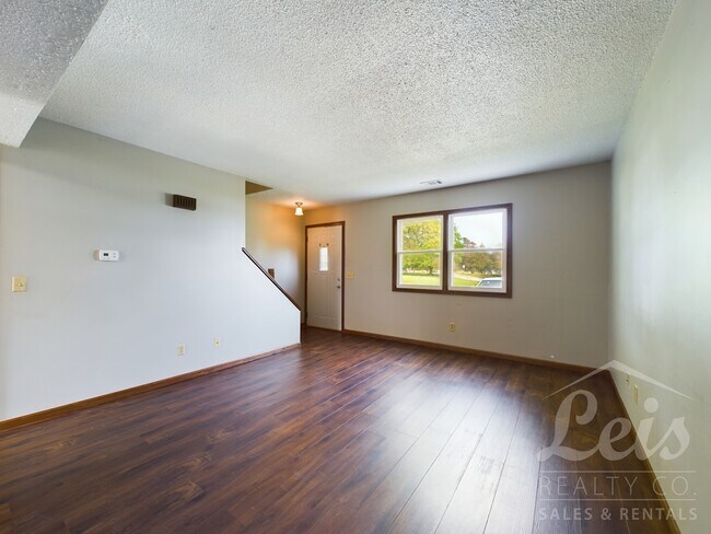 Building Photo - 402 Parkway Dr