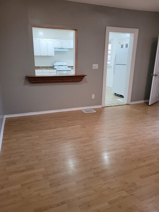 Livingroom - 130 W 2nd Ave