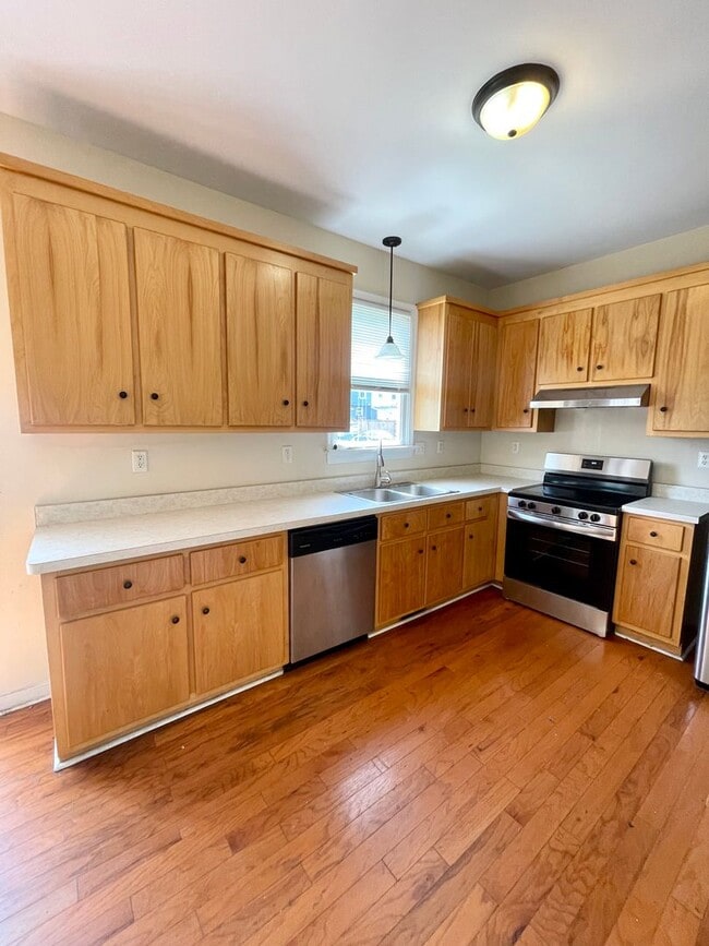 Building Photo - Large 4 Bedroom 2.5 Bath Home Near VCU.
