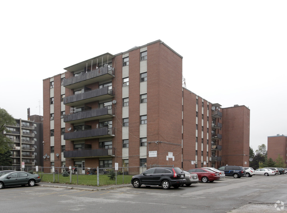 Building Photo - 1470 Bloor St E
