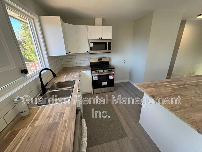 Building Photo - 329 Albany St