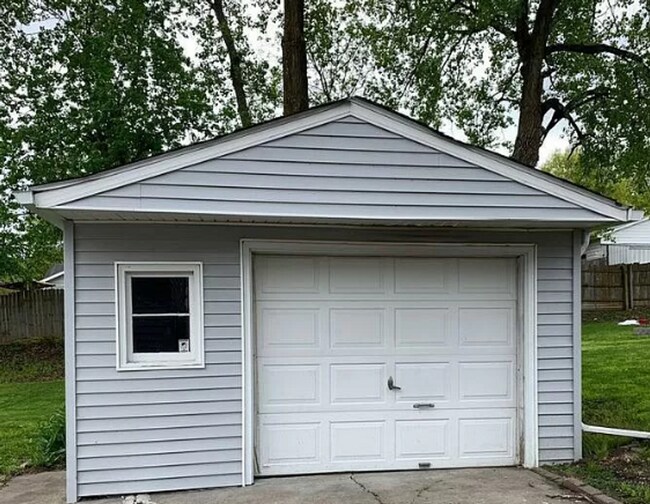 Building Photo - 2 bedroom home with 1+ car garage, pet fri...