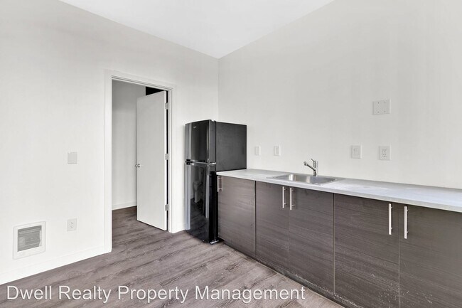 Foto del edificio - 4493 NE Rodney Ave