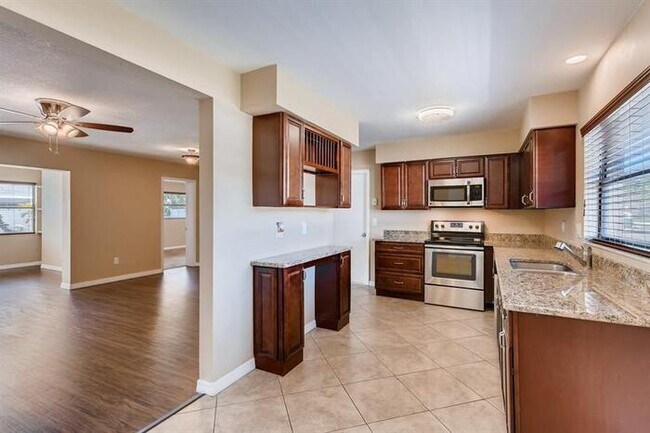 Foto del edificio - 1743 Sunset Point Road, Clearwater, FL, 33755