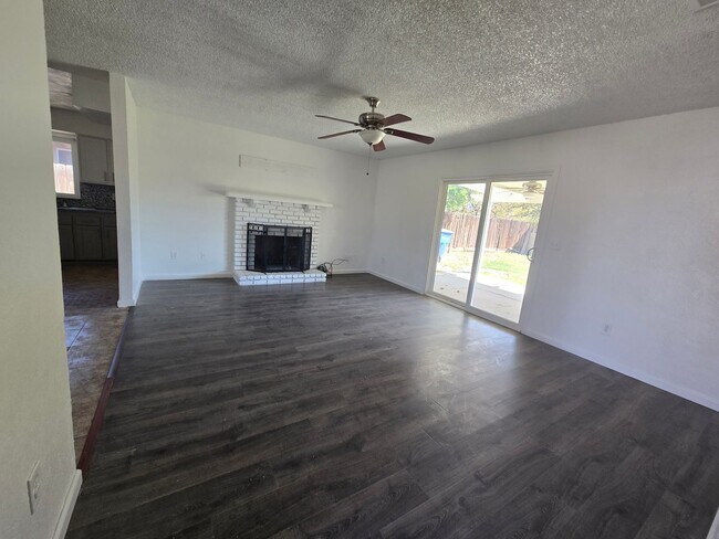 Foto del edificio - 4 Br 2 Ba available now