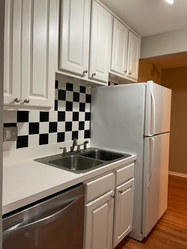 Foto del edificio - 1855 Tall Oaks Dr