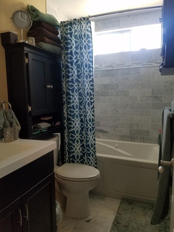 Marble Tiled Bathroom - 3970 Utah St