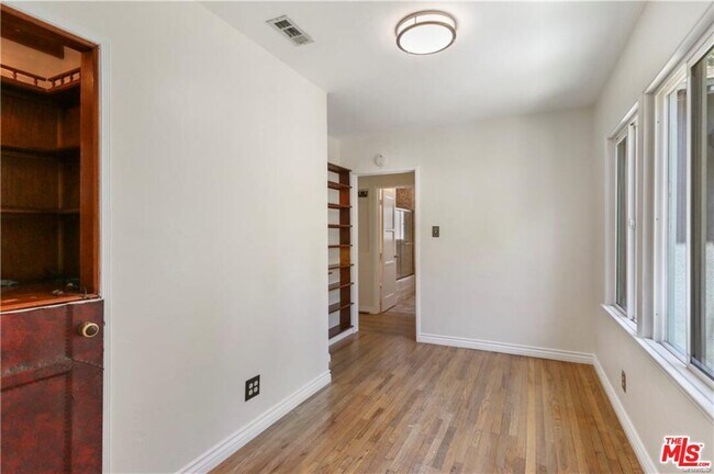 Foto del edificio - 6244 Simpson Ave