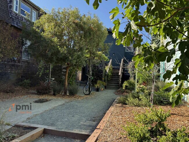Foto del edificio - Charming 3-Bedroom with 2 Baths in Prime Oakland Location – 800 Sq Ft of Cozy Living with Outdoor...