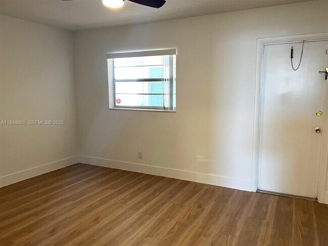 Foto del edificio - 270 NE 40th St