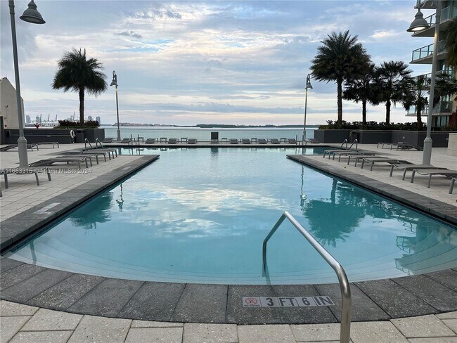 Building Photo - 1155 Brickell Bay Dr