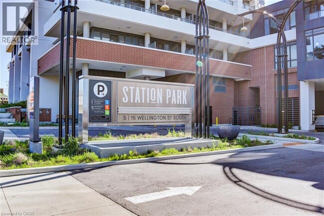 Building Photo - 5 Wellington St S