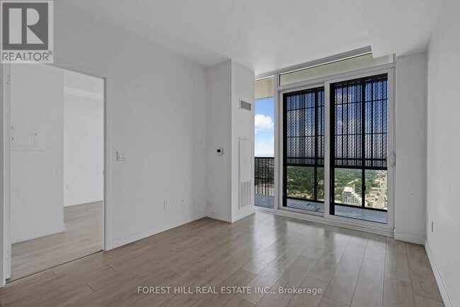 Photo du bâtiment - 8 Eglinton Ave E