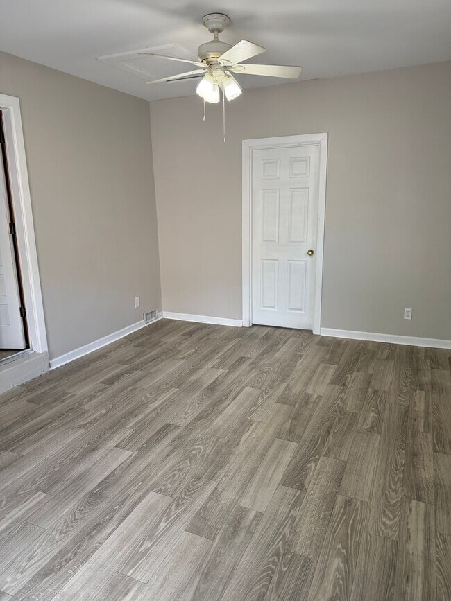 Foto del edificio - Charming 3-bedroom,1-bath home w/Detached garage for rent in Springfield, Tennessee.