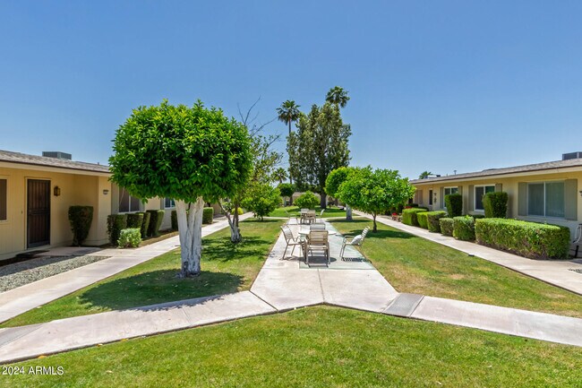 Building Photo - 10935 W Santa Fe Dr