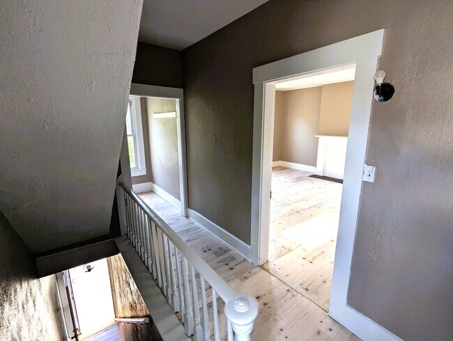 Building Photo - 1215 Laidlaw Ave