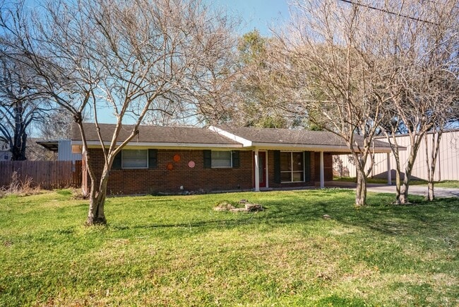 Building Photo - 213 Birch Dr