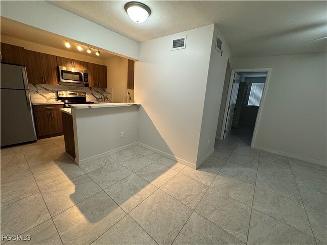 Building Photo - 7961 Gladiolus Dr