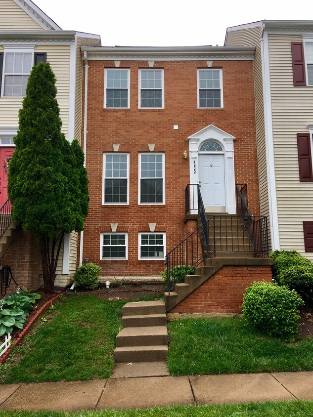4822 Pheasant Brook Ln, Fairfax, VA 22033 Townhouse for Rent in