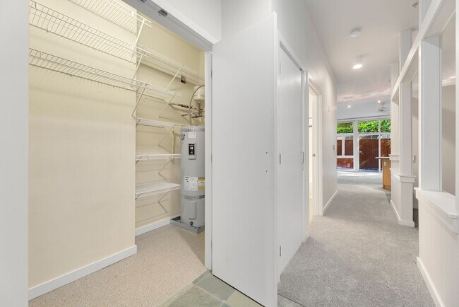 Building Photo - 8103