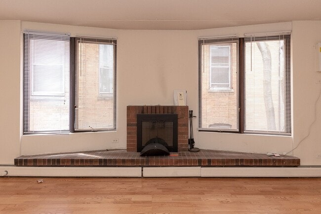 Building Photo - 629 W Wellington Ave