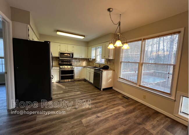 Foto del edificio - 5303 Highberry Woods Rd