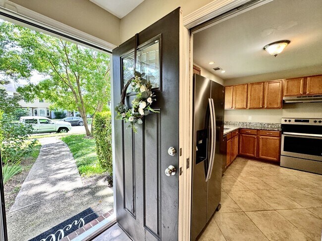 Foto del edificio - Great Neck Townhome Available NOW! Neutral...