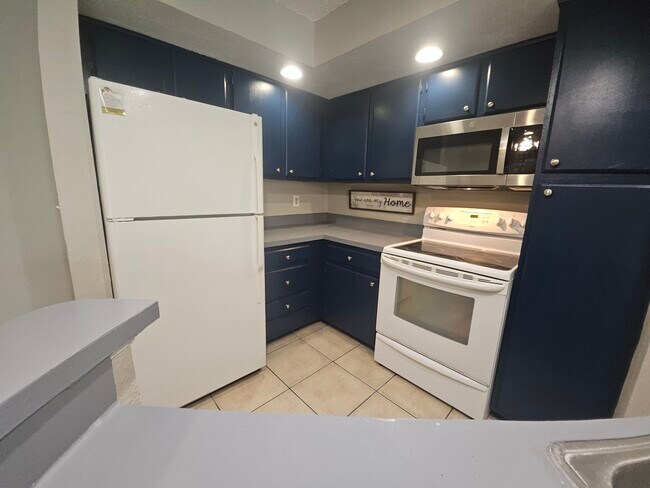 Foto del edificio - 4658 Commander Dr