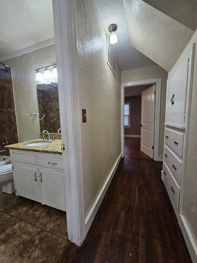 Building Photo - (4) Bed, (3) Bath with (2) Living Areas Avail NOW! Short-Term Lease Avail!