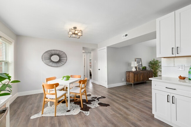 Building Photo - The Square on Delmar