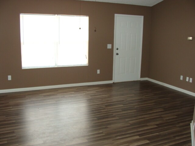 Foto del edificio - Cute 2 bedroom 1 Bath 1 Car garage Carole ...