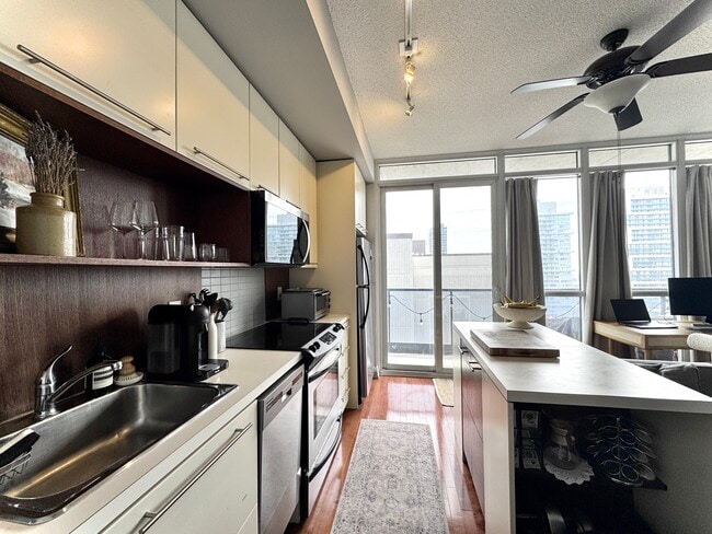 Building Photo - 25 Carlton St.