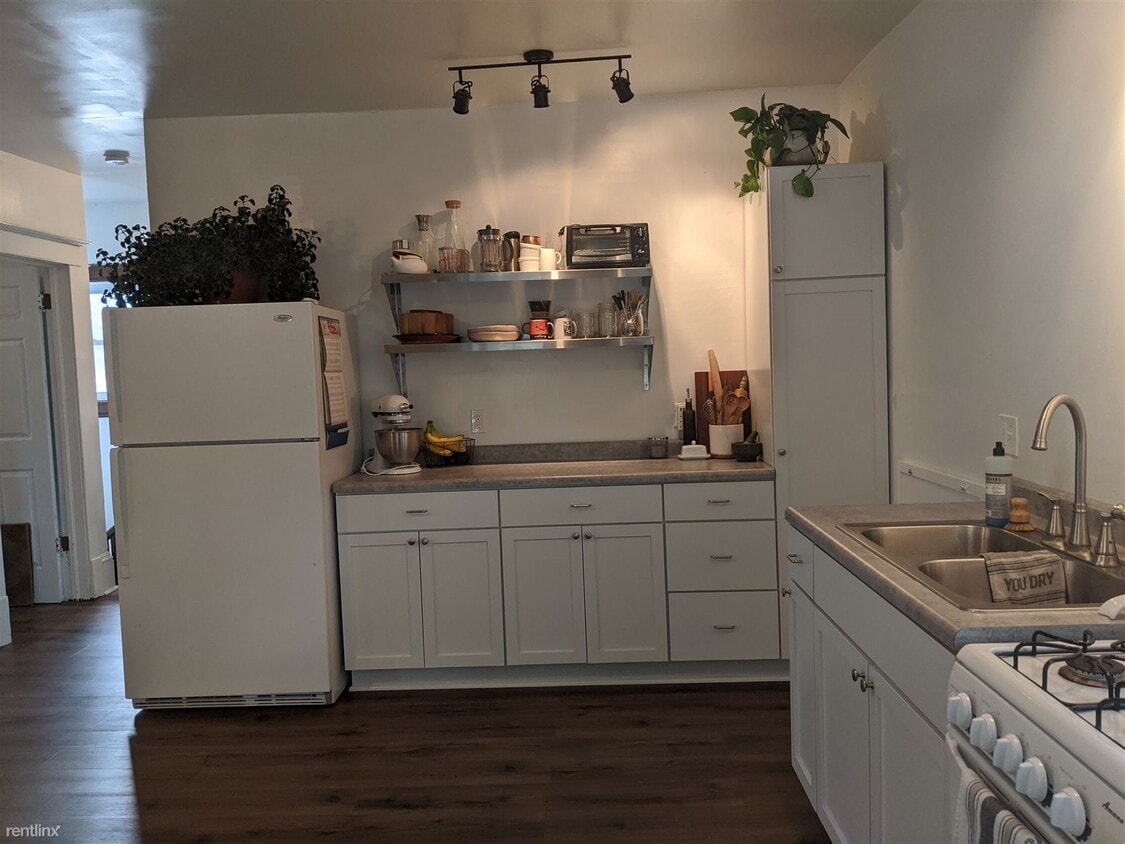 Primary Photo - 1 br, 1 bath Triplex - 439 W Washington St...