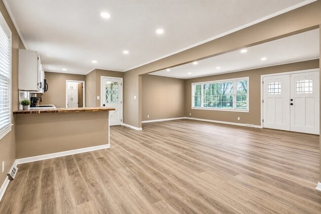 Building Photo - 129 Hillwood Dr