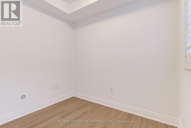 Building Photo - 290 Royalton Common